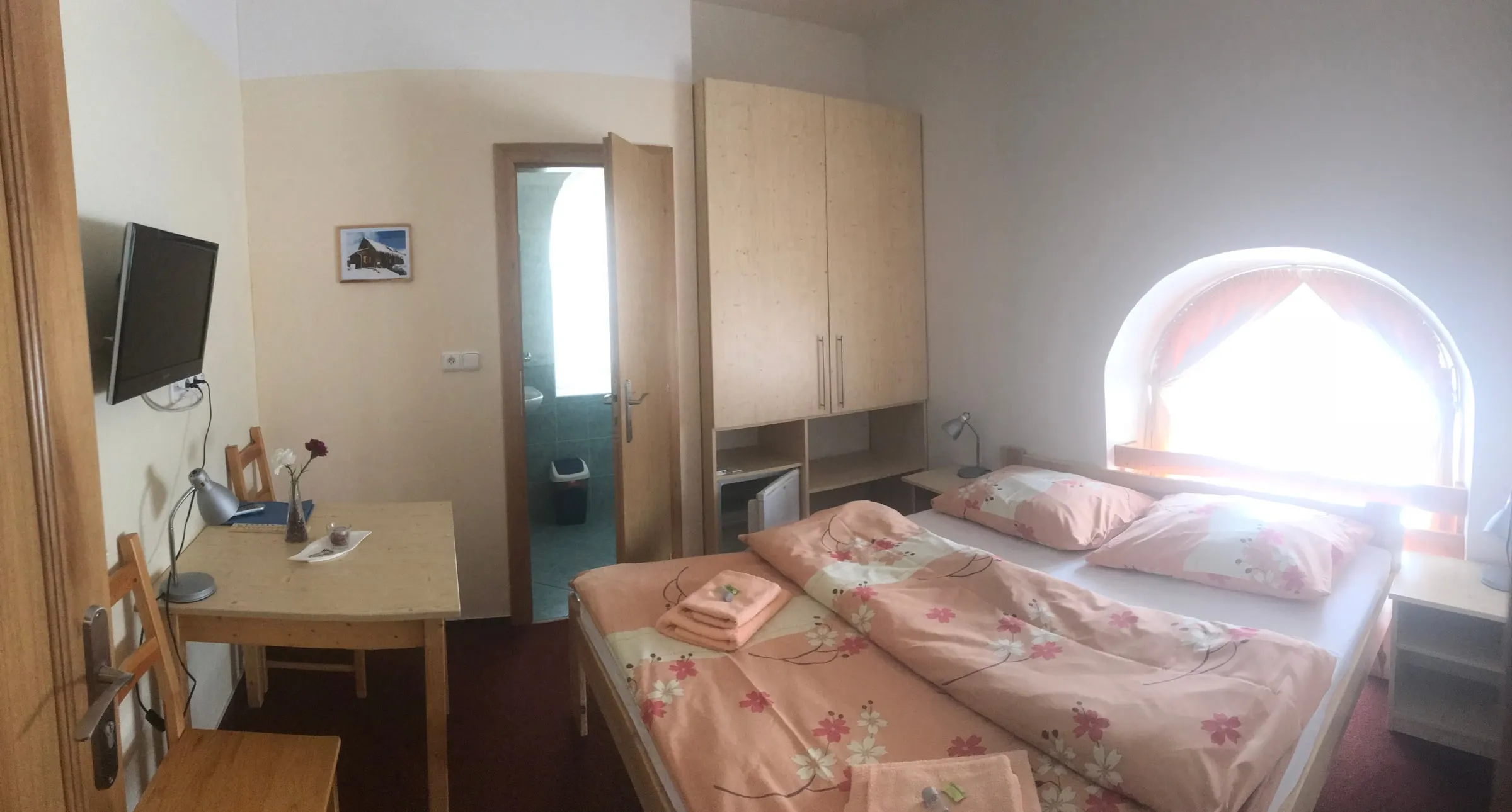 Double room with an arched window