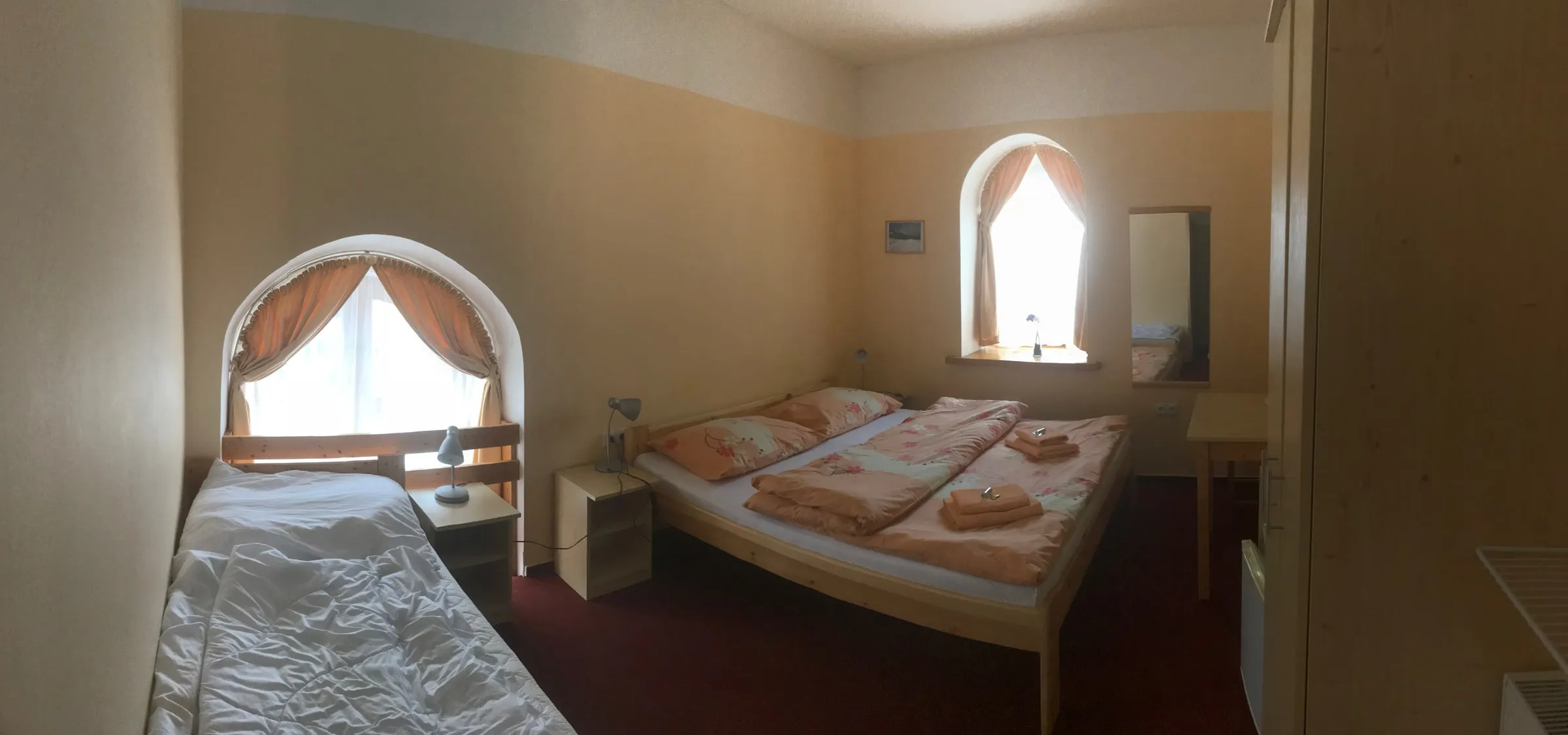 Triple room with an arched window