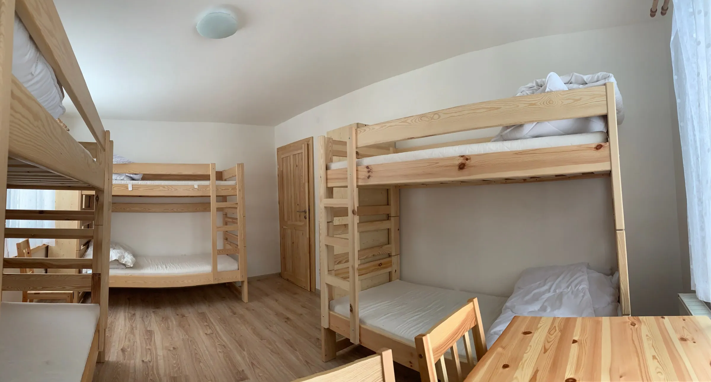 Gruppenzimmer mit mehreren Etagenbetten