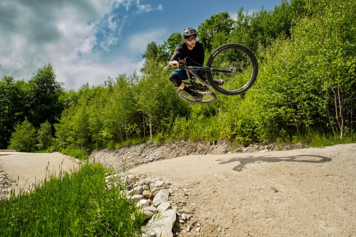 Cyklista ve skoku na trailu Trail & Enduro Parku Kraličák